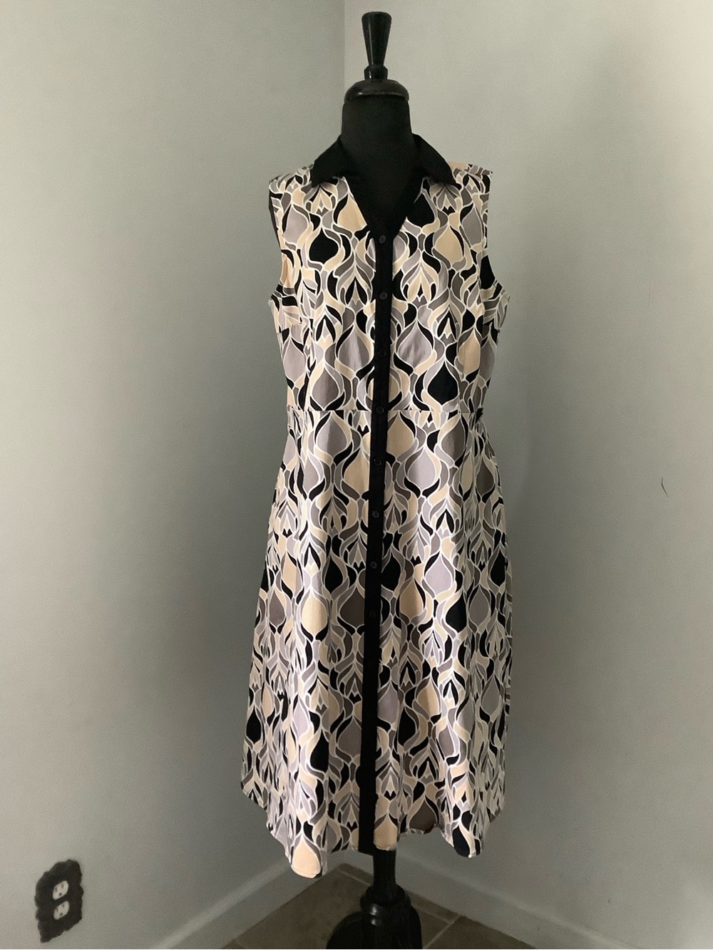 Isaac Mizrahi Sleeveless Button-Front Geometric Print Dress in Black and Cream